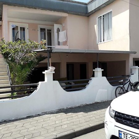 Zaza Guest House Кобулети Екстериор снимка